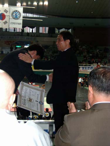 El gran maestro In Sun Seo hace entrega del 9º dan de Hapkido al maestro Doo Hyung Cho