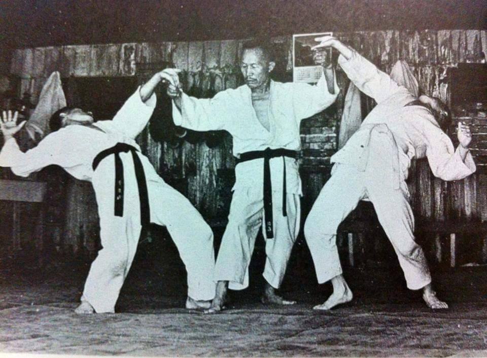 Choi Yong Sul practicando técnica de mano